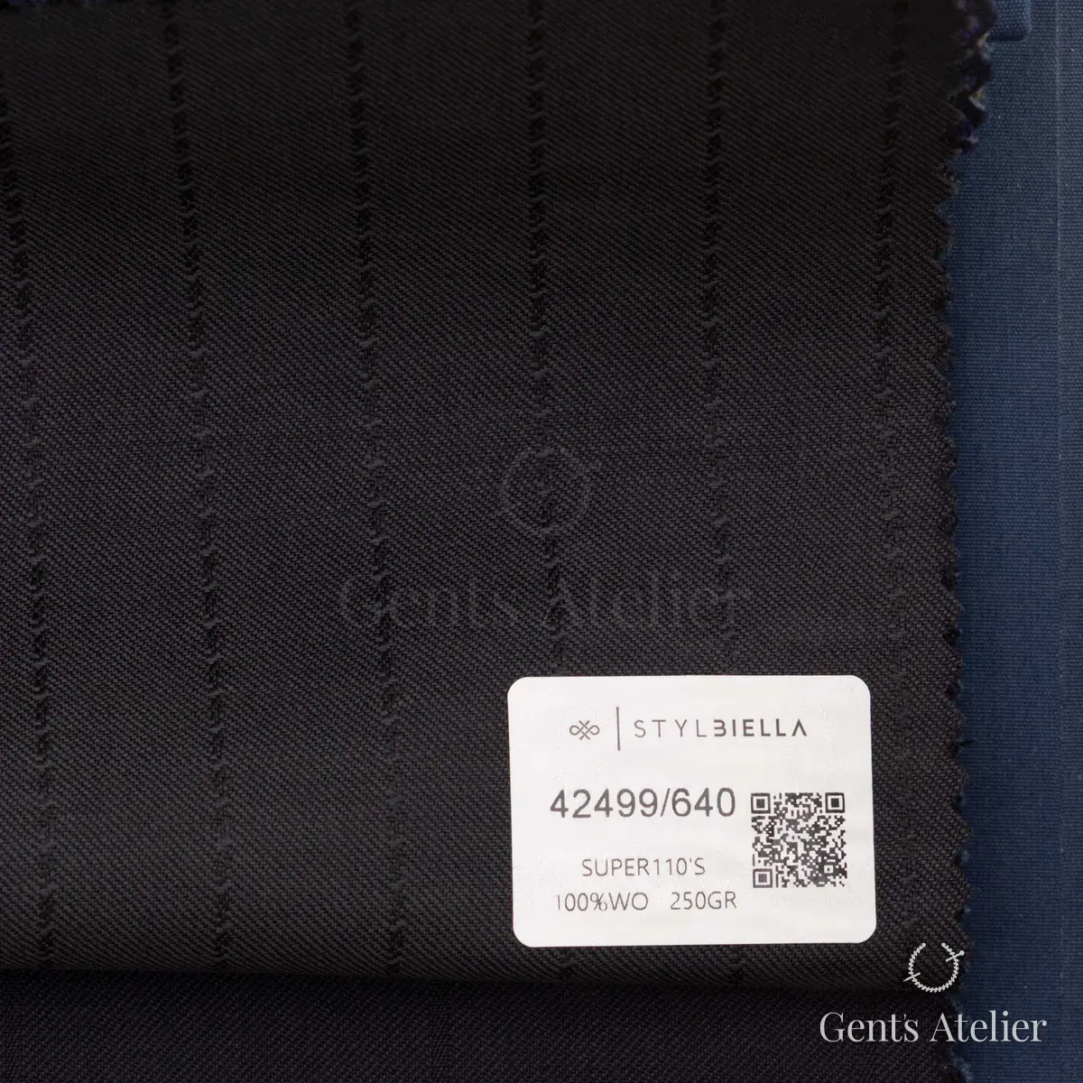 Образец ткани Stylbiella 42499/640 с этикеткой, тёмно-синий