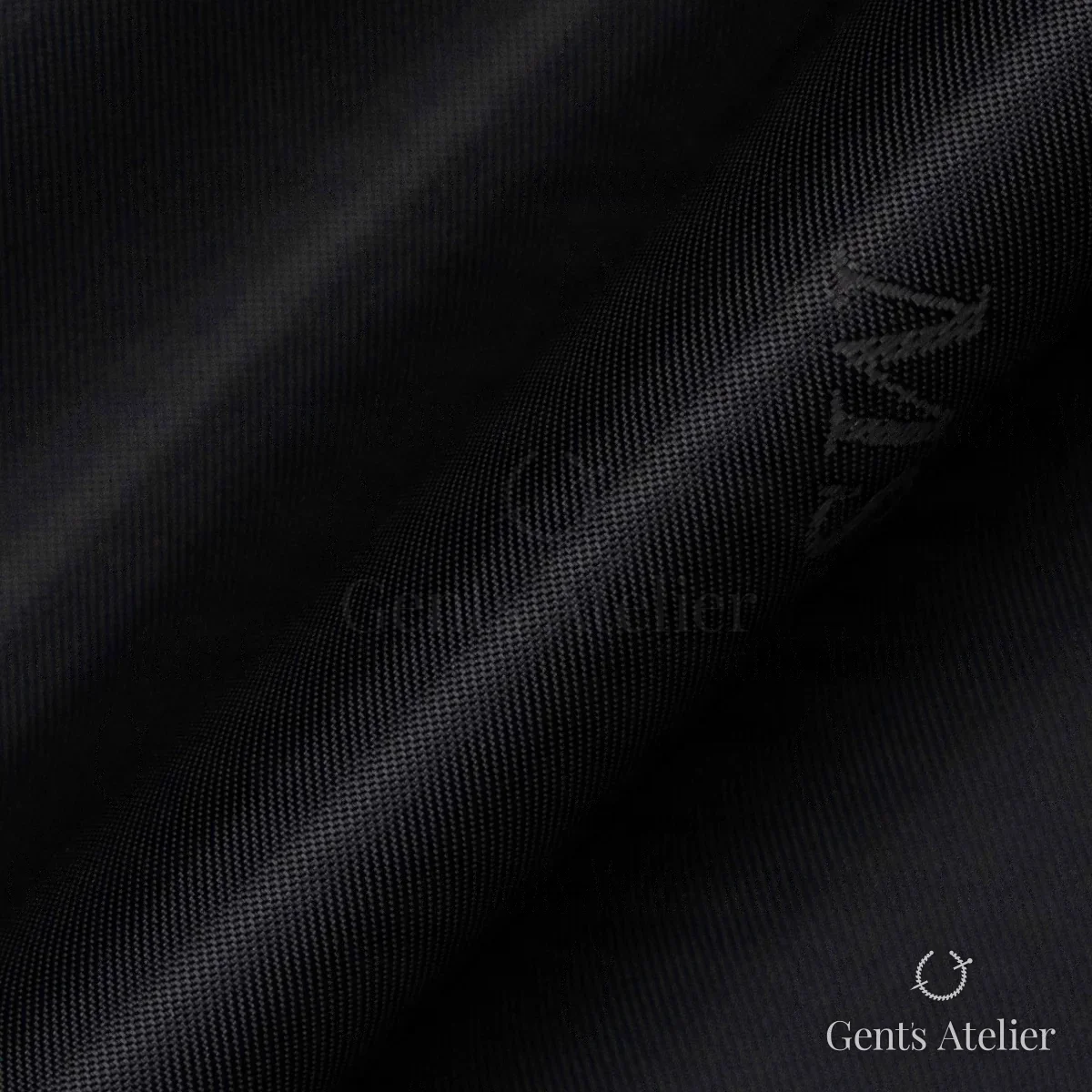 Драпировка ткани Gladson Black - My Initials - B крупным планом