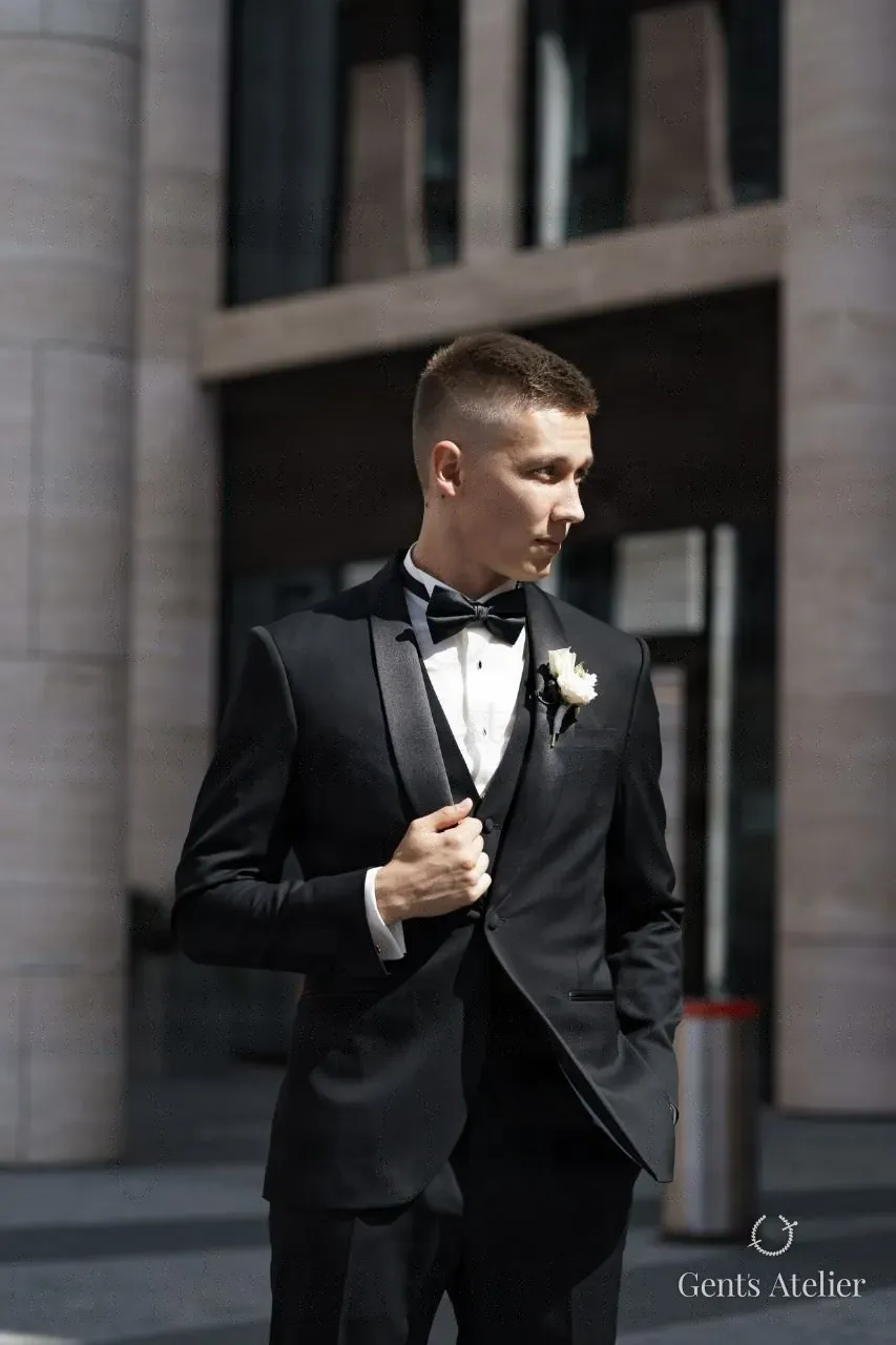 Чёрный смокинг с сорочкой для black tie
